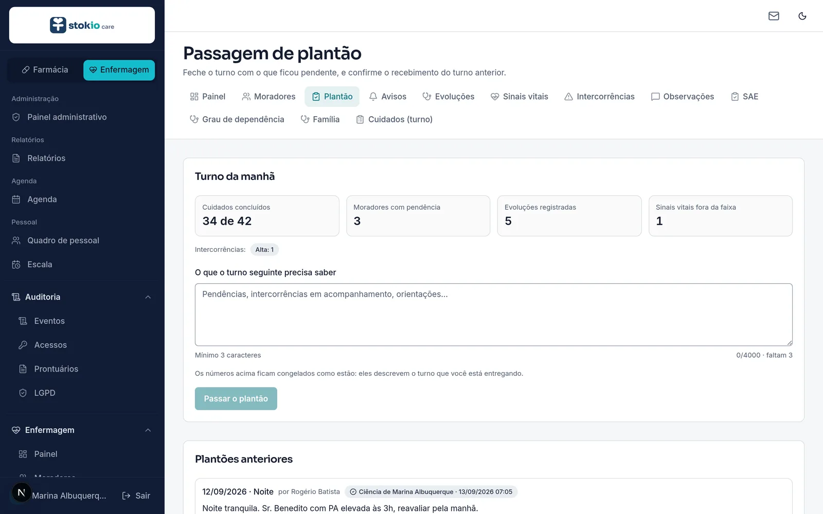 Passagem de plantão com cuidados concluídos, pendências, evoluções e sinais vitais fora da faixa
